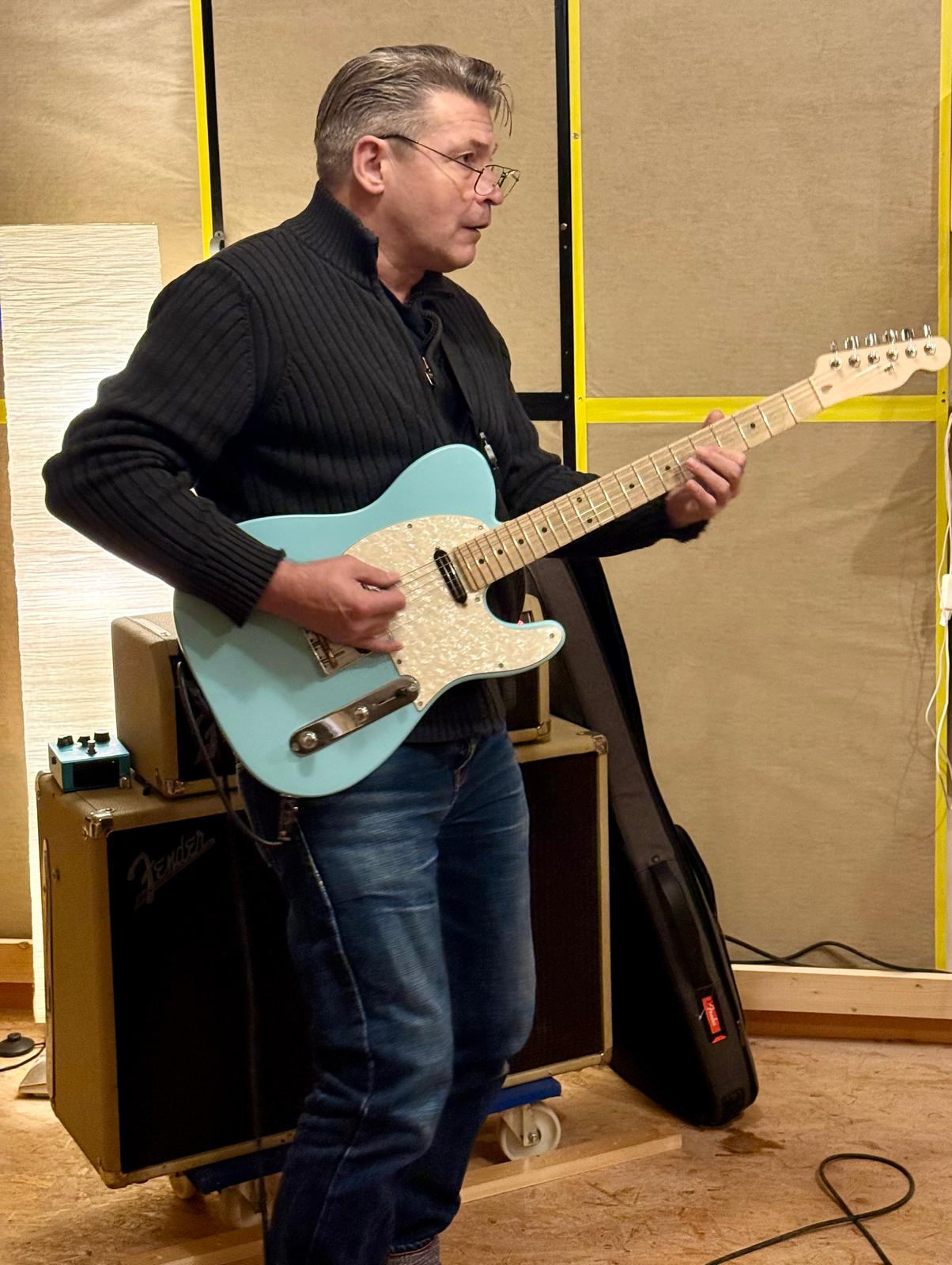 Gitarrist im Studio